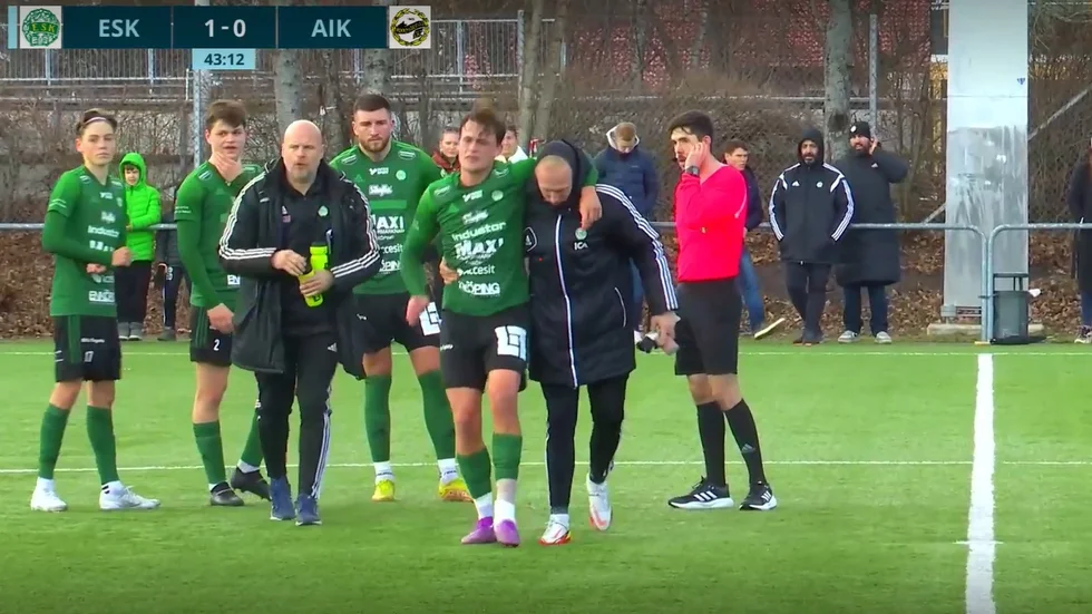 ESK-löftet Elias Lövgren Östman utgick med en tuff skada i slutet av första halvlek. 