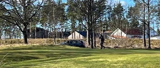 Bil körde av vägen och ut på golfbana – en till sjukhus