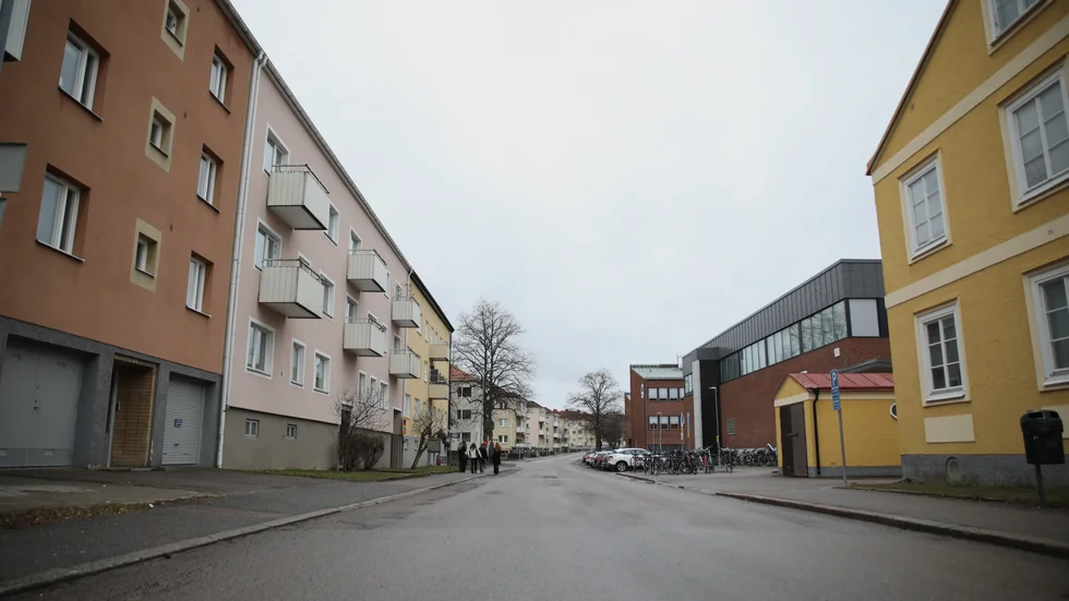 På torsdagskvällen ryckte polisen ut till en adress i Vasastan. Där hittades en död kvinna och polisen utreder nu händelsen som ett mord.