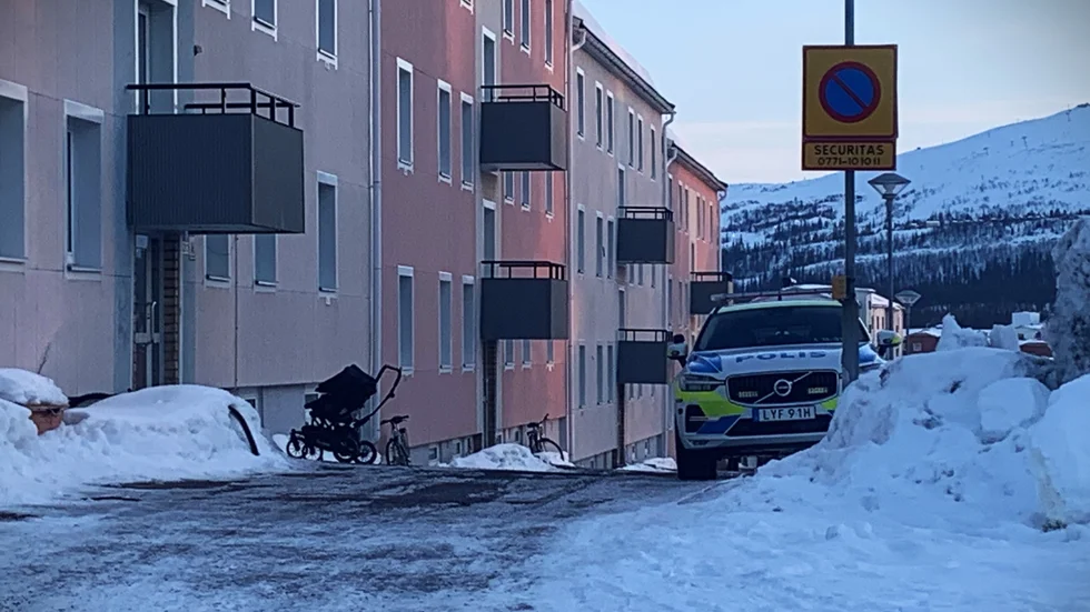 En man i 20-årsåldern greps under torsdagskvällen på en adress i Gällivare efter att ha använt ett tillhygge mot en annan man.