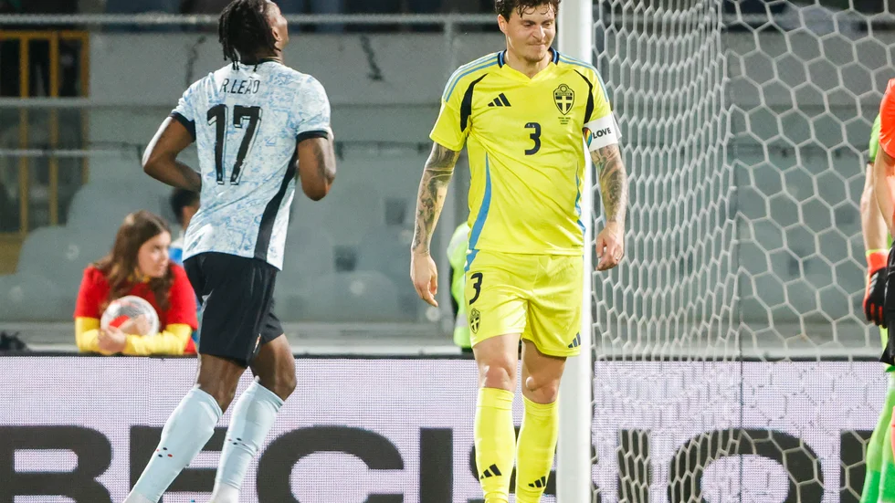 Lagkaptenen Victor Nilsson Lindelöf deppar.