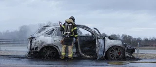 Bilen brann upp på E4 – polisen tog körkortet 