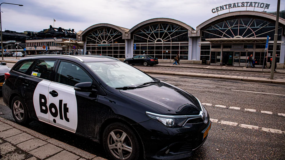 "Att leva ett fritt och rikt liv utan egen bil blir alltmer förbehållet städer, där det är lönsamt att erbjuda transporttjänster till låga priser, ofta med gigekonomins socialt ohållbara arbetsvillkor".