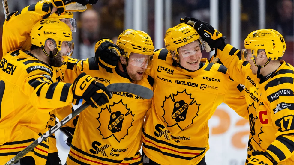 Oskar Nilsson gratuleras av sina lagkamrater efter sitt 2–0-mål i den andra perioden.
