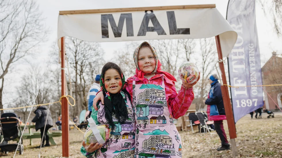 Kusinerna Miya Davidsson och Lova Jägare orienterade tillsammans med sin mormor och morfar.