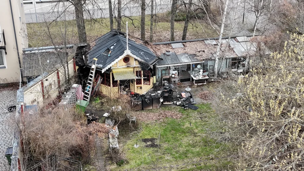 Gamla byggnader förstörda i Gubbens trädgård.