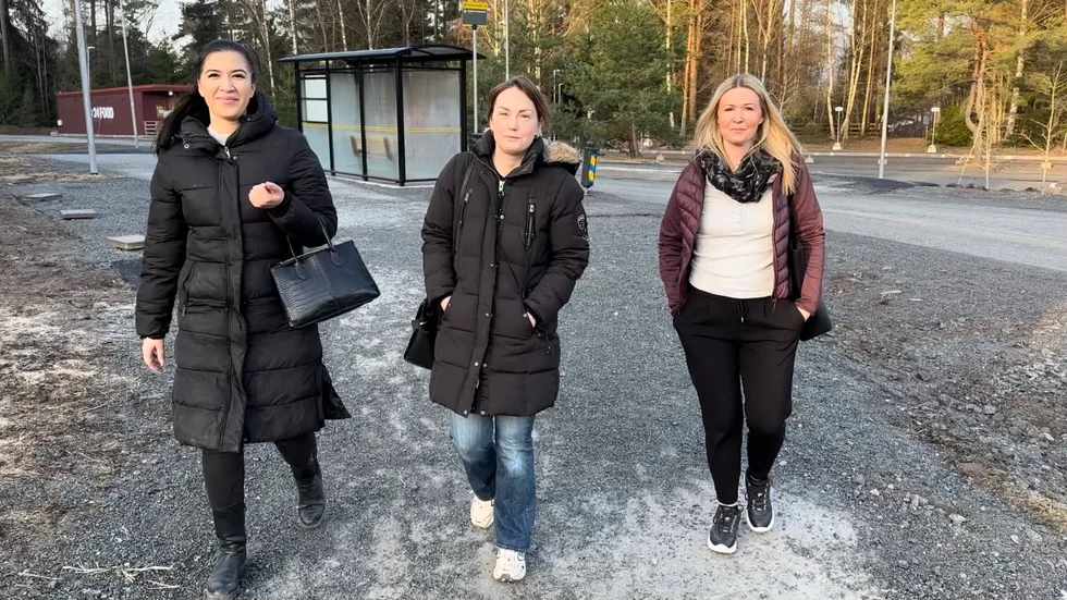 Bussresenärer i Bredsand. Isabel, Frida och Jenny har just klivit av bussen på väg till jobbet på förskolan i Bredsand.