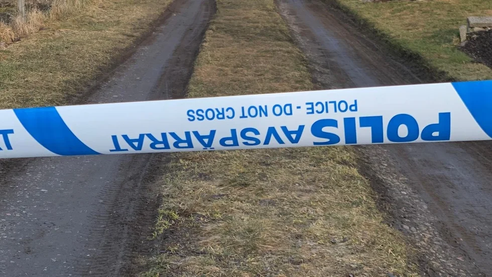 En död man har hittats i koloniområdet i Lasstorp i Katrineholm. Polisen har inlett en mordutredning.