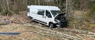Skåpbil körde av vägen – kolliderade med träd: "Rätt rejäl smäll"