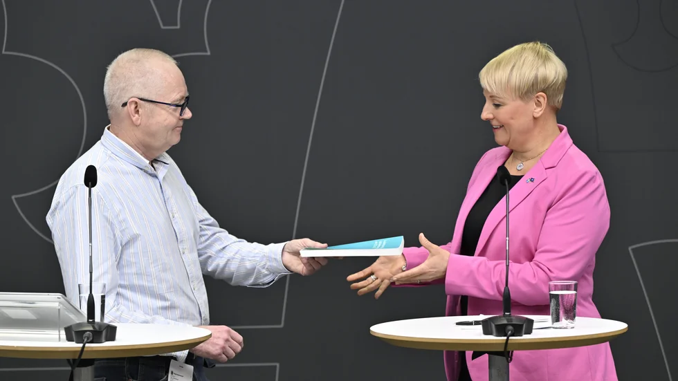 Äldre- och socialförsäkringsministern Anna Tenje (M) tar emot emot slutbetänkandet från utredningen Sjukförsäkringen i förändring av särsklida utredaren Per Johansson.