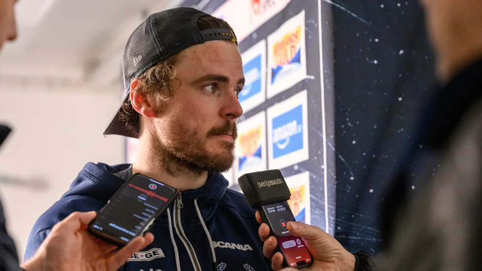 240329 Oskarshamns Oscar Engsund intervjuas efter ishockeymatchen i kvalet till SHL mellan HV71 och Oskarshamn den 29 mars 2024 i Jönköping. 
Foto: David Wreland / BILDBYRÅN / COP 331 / DW0024