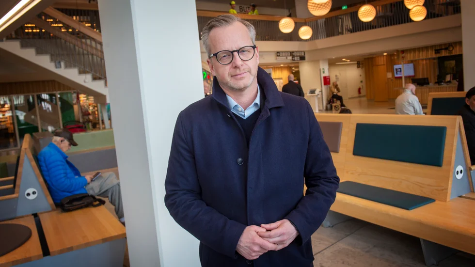 Tidigare finansminister Mikael Damberg (S) träffade under måndagen personal och fackförbund på kvinnokliniken, med anledning av den senaste tidens oro där.