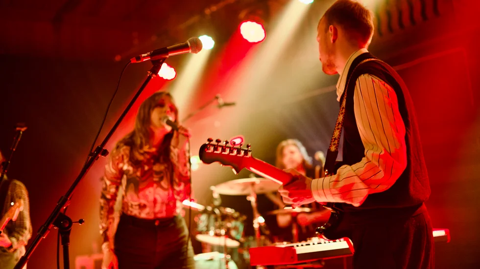 Blå Vägens Lovisa Strindell (sång), Tobias Eriksson (trummor) och Elias Hellgren (gitarr).