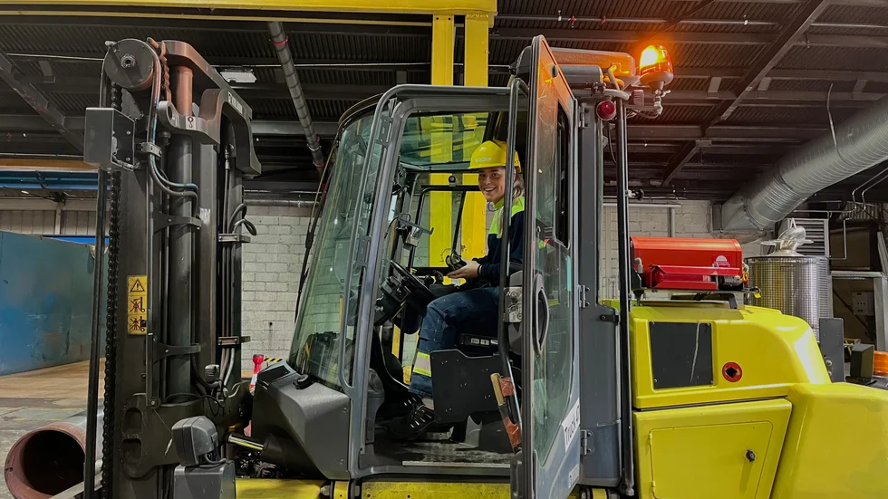 Maja Moberg sommarjobbar på Gränges industri där hon är truckförare och maskinoperatör.
