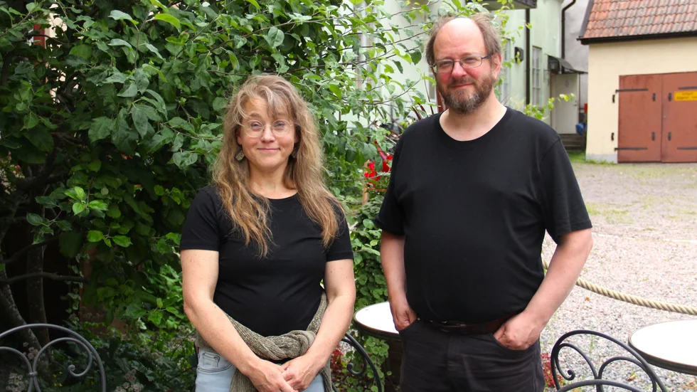 Milla och Staffan Emrén bor utanför Gåvsta på den uppländska landsbygden tillsammans med sina två barn. Båda jobbar till vardags på Uppsala universitet. Nu har de startat bokförlaget Quadrifolia, som ska ge ut översatt litteratur, främst fantasy.