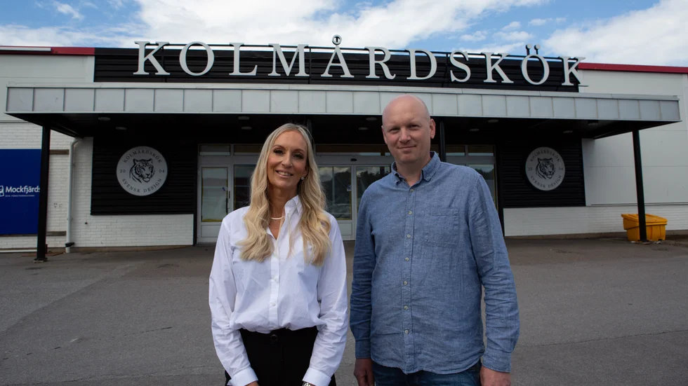 Syskonparet och ägarna Amelie Svensson Pascotte och Peter Svensson framför den nya lokalen på Ingelstaområdet. 