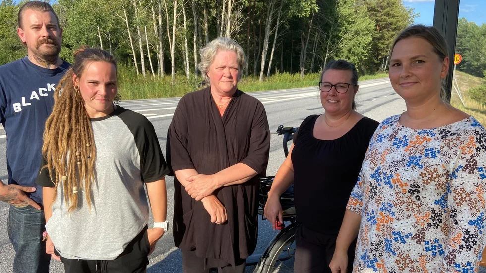 Fredrik Collberg, Maria Andersson, Eva Johansson, Linda Alfredeen och Malin Rohdin är bekymrade över barnens väg till skolan, eller framför allt skolbussen vid Kumla hållplats. Den sistnämnda har nu lagt ett brev till länsstyrelsen på lådan för att påtala problemen.