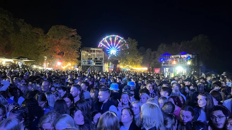 Så här såg det ut när publiken väntade in Zara Larsson-konserten på Homecoming Festival i Uppsala.