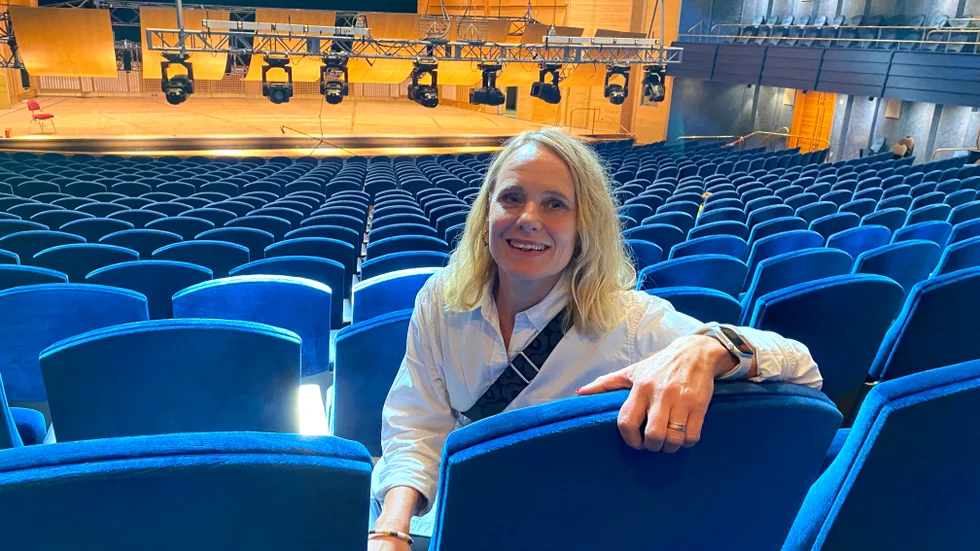 Monica Fredriksson Tal är vd i Scenkonst Öst. En av hennes viktigaste uppgift är att fylla salongerna med flera betalande publik och att få till sponsorsamarbeten som bättre balanserar bidragsberoendet i bolaget. 