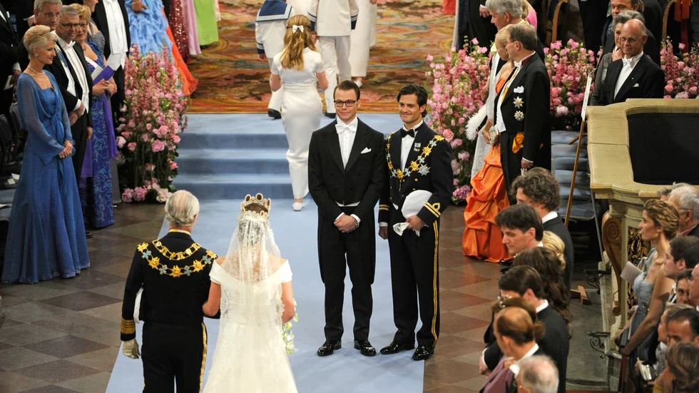 Kung Carl XVI Gustaf överlämnar sin dotter, bruden kronprinsessan Victoria, till Daniel Westling. Nu vill kyrkopolitiker se ett slut på den förlegade seden.