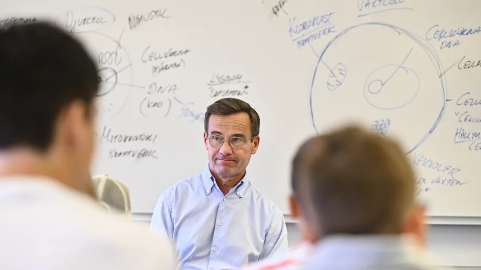 Statsminister Ulf Kristersson (M) besöker Söraskolan i Åkersberga, en skola som från och med skolstarten denna termin har infört mobilförbud för samtliga elever under skoltid.