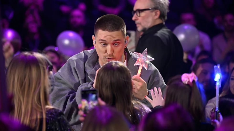 Danny Saucedo snodde en ljusstav från en liten flicka i publiken.