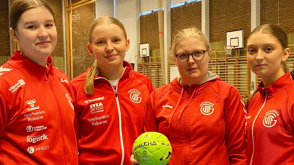 Idde Gill, Klara Engdahl och Vihlma Fagerkvist (längst till höger) är alla ledare i Hand the Ball-konceptetet. Sofia Wiklund (trea från vänster) är Guifs samordnare för projektet.