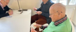 Acke, 100, spelar kort med "ungdomarna" i 95-års åldern 