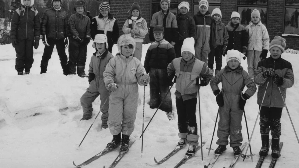 12 februari 1986. Elever från Strångsjö skola på väg ut i skidspåret. 