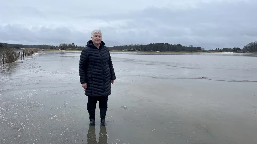 Inger Gustafsson fick vada över vägen från sitt hus för att komma till bilen som hon parkerat några hundra meter bort.