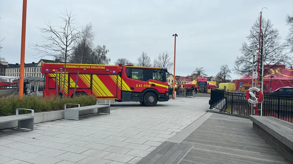 Räddningstjänsten är på plats på Strömsholmen med flera enheter.