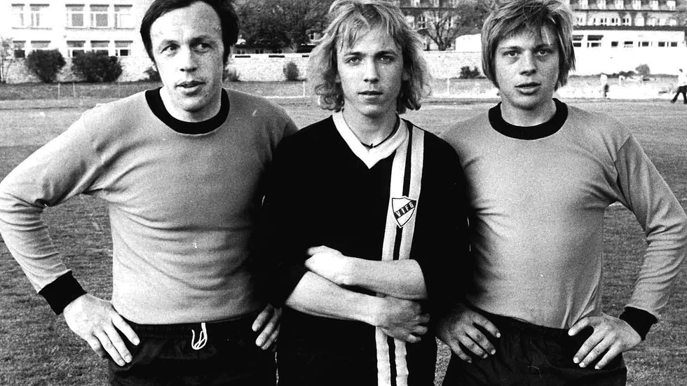 
Efter en match mot VIF Gute på Gutavallen ses här Hoburgsspelarna Börje Carlsson (till vänster) och Teddy Pettersson tillsammans med Ronny Larsson, VIF Gute.