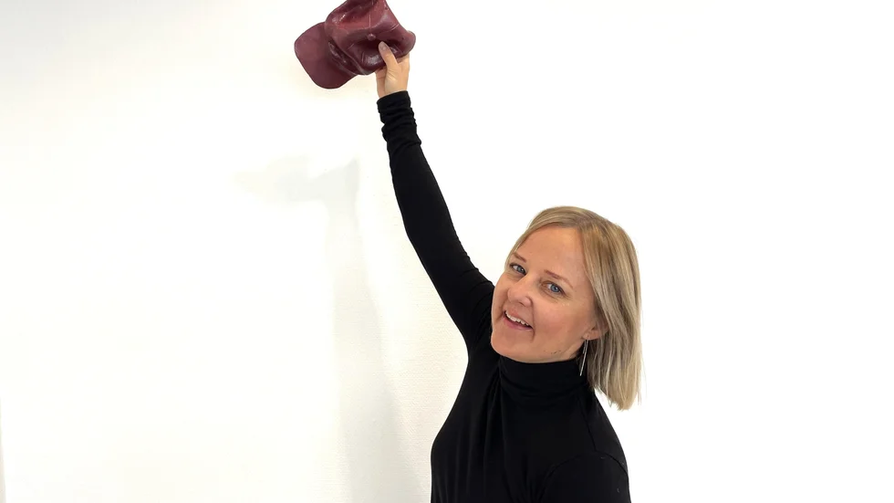 Hanna Kanto är aktuell med utställningen "Plockarna" på Galleri Lindbergs i Luleå - en utställning som berättar om hennes rötter och inte minst familjens stora intresse för bärplockning.