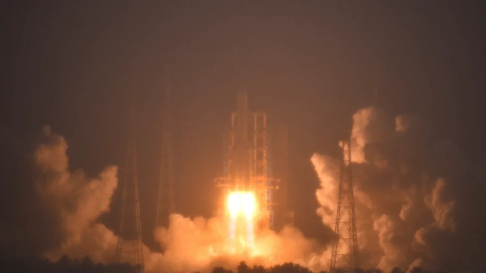 Raketen med rymdsonden Chang'e 6 lyfter i maj. Bilden tillhandahålls av den statliga kinesiska nyhetsbyrån Nya Kina (Xinhua).