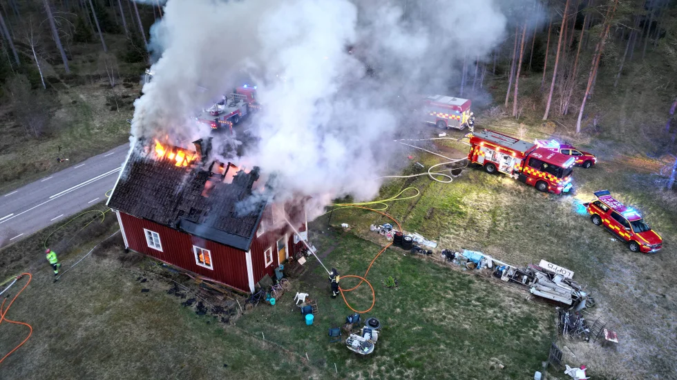 På onsdagsmorgonen larmades räddningstjänsten till en villabrand i Ydre kommun. Nu har en 59-årig man häktats för mordbrand. 