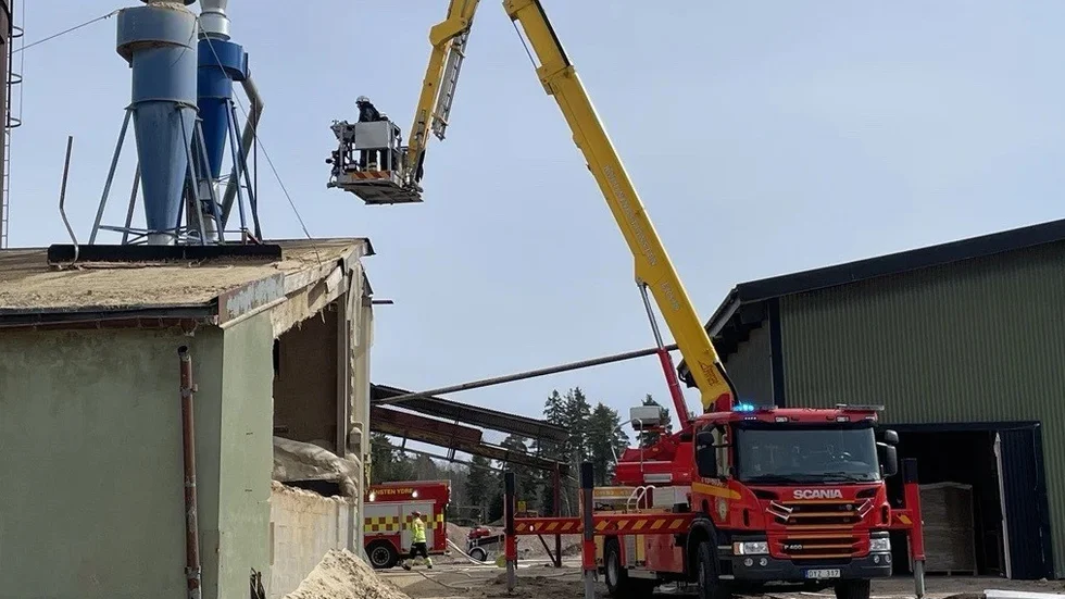 Räddningstjänstens släckningsarbete pågår för fullt.