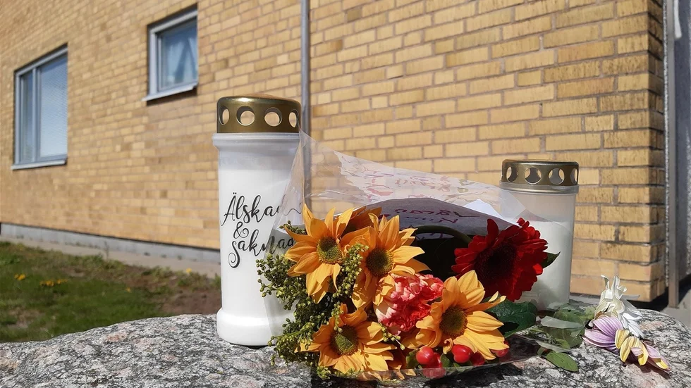 Blommor och ljus till minne av den avlidne. Polis och åklagare efterlyser nu fler vittnesuppgifter och iakttagelser från Motala väster i fredags kväll.