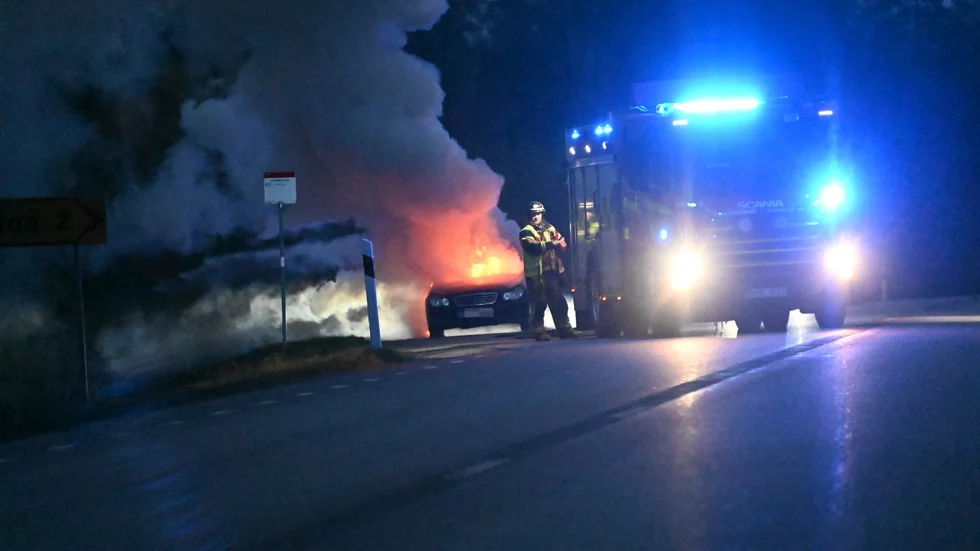 En bil började natten mot söndag brinna på väg 210 vid Västra Husby.