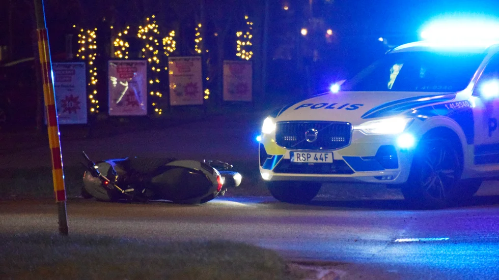 I samband med insatsen prejades en moped av en polisbil på Arnöleden. Det visade sig senare att föraren inte hade med kroghändelsen att göra.