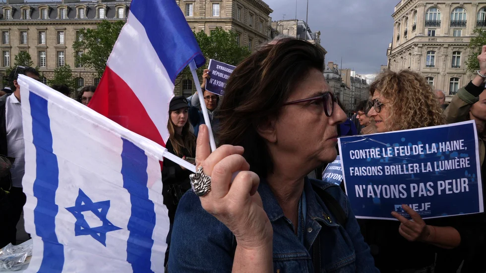 Demonstrationer i Paris i maj efter ett annat antisemitiskt dåd, då en man satte eld på en synagoga i staden Rouen. Arkivbild.