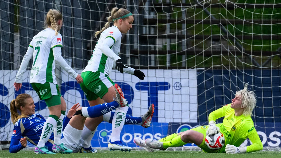 Hammarbys målvakt Moa Edrud sätte stopp för IFK:s Ebba Handfast. 