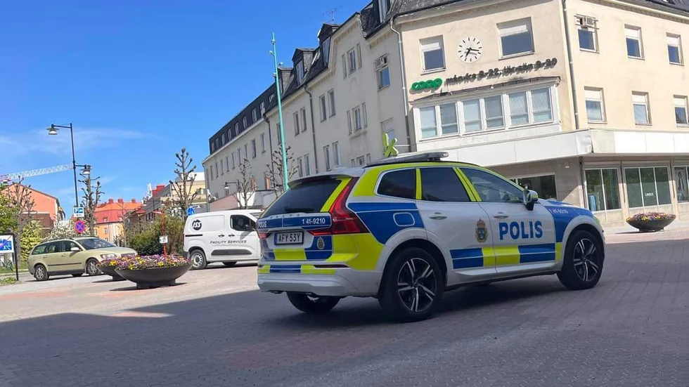 Mannen döms för våldsamt motstånd och hot mot tjänsteman i Kvarnengallerian, samt sexuellt ofredande mot fyra unga flickor. 