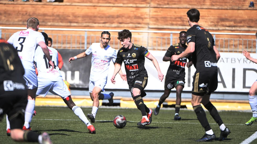 Skellefteå FF:s lagkapten Simon Jamehdar stannar i klubben över kommande säsong.