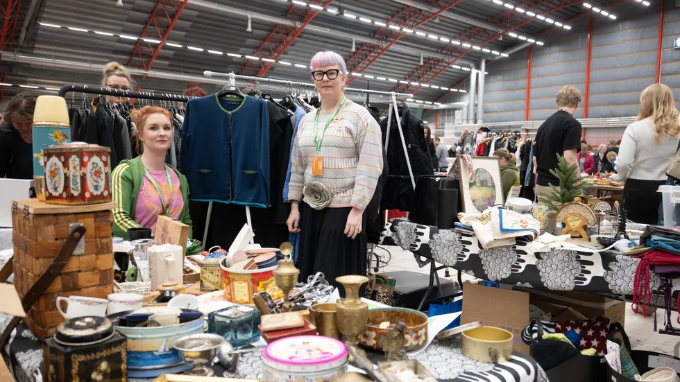 Sofie Selberg, 38, och Linda Johansson, 49, från Råneå, har stånden bredvid varandra på Arcus fyndmarknad.
