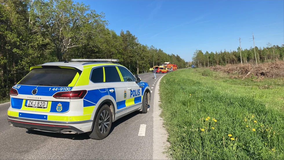 Tre personer fördes till sjukhus efter olyckan på länsväg 147.