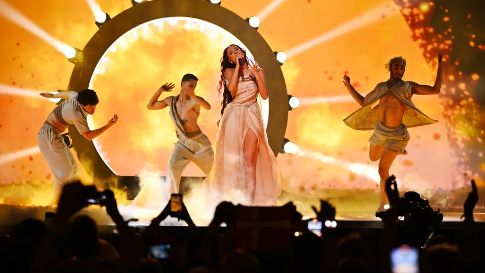 Eden Golan, som tävlar för Israel, går vidare till final i Eurovision Song Contest.