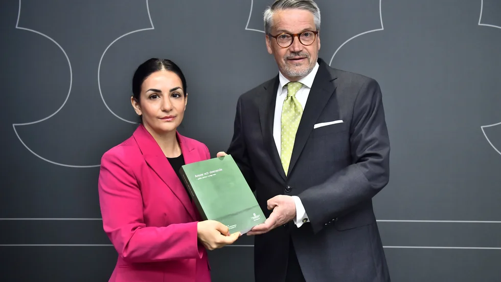 Kulturminister Parisa Liljestrand (M) tar emot public service-kommitténs betänkande från ordförande Göran Hägglund.