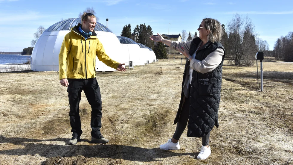 Pontus Frank och Maarit Lindvall framför igloosarna.