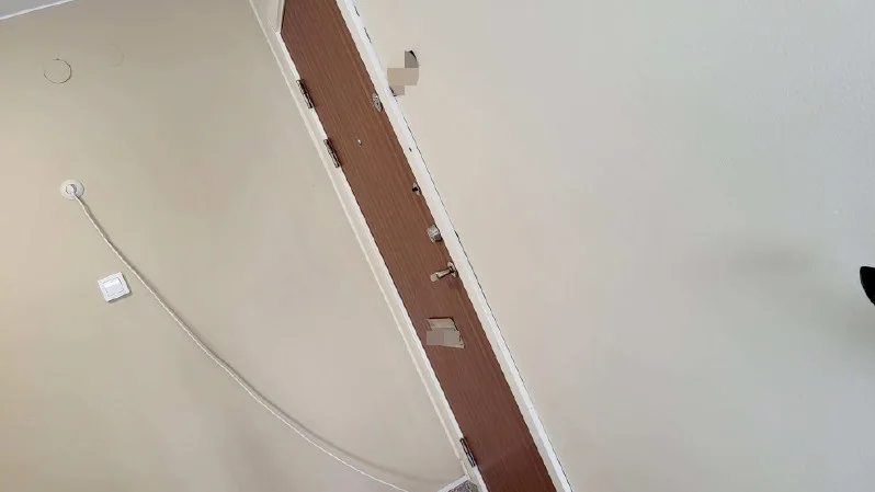 Den 25-åriga kvinnan använde en skarvsladd för att få el från trapphuset in i lägenheten. (Bilden är hämtad ur förundersökningen.)