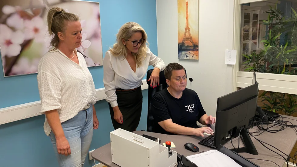 Den 22 augusti upphör Allas vård och Omsorg efter det att Enköpings kommun sa upp avtalet med hemtjänstföretaget. Lisa Lövgren, Murisa Blazevic och Johanna Hurtig berättar om svårigheterna att pussla ihop dagarna nu när personal slutar samtidigt som företaget måste leverera hemtjänst till alla kunder ända fram till den 21 augusti, då kommunen tar över.